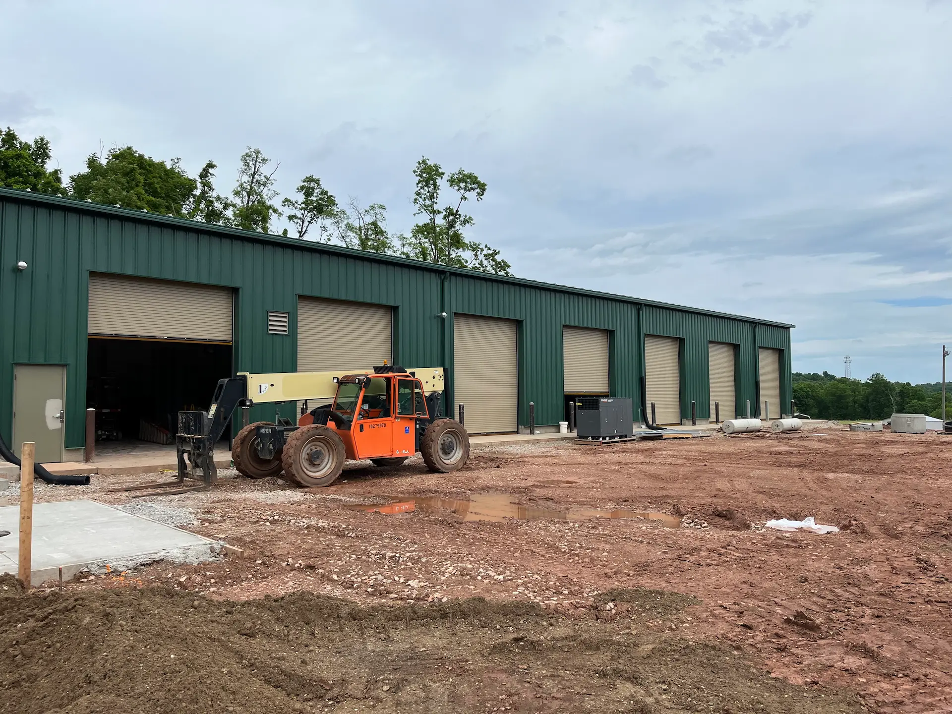 The buildings were designed to meet the functional programming and needs for District 6 as well as considerations for future growth. The exterior design included materials that were easy to maintain and colors that fit within the DNR’s outdoor image. Pickering also coordinated all utilities to the new site, a new entrance and road off Emerson Avenue, a new address to the site, and site grading and retaining walls for the challenging site. The project construction began in the spring of 2021 and was completed in June 2023