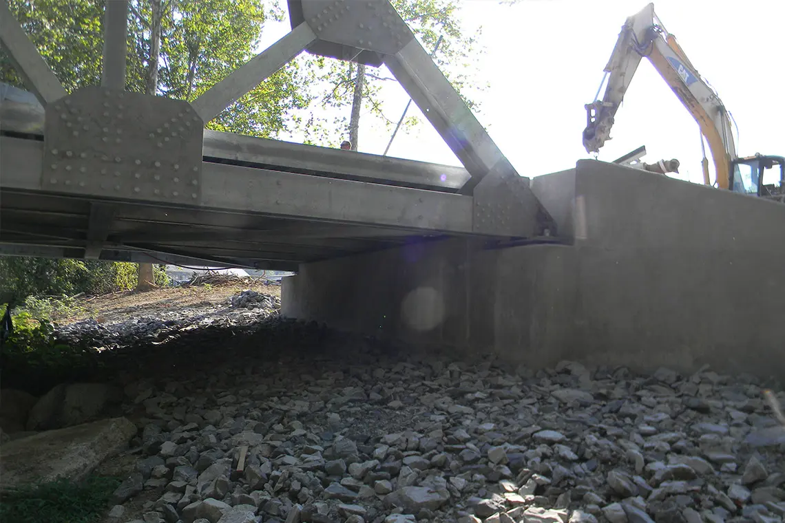 Close up of the bridge footers and superstructure